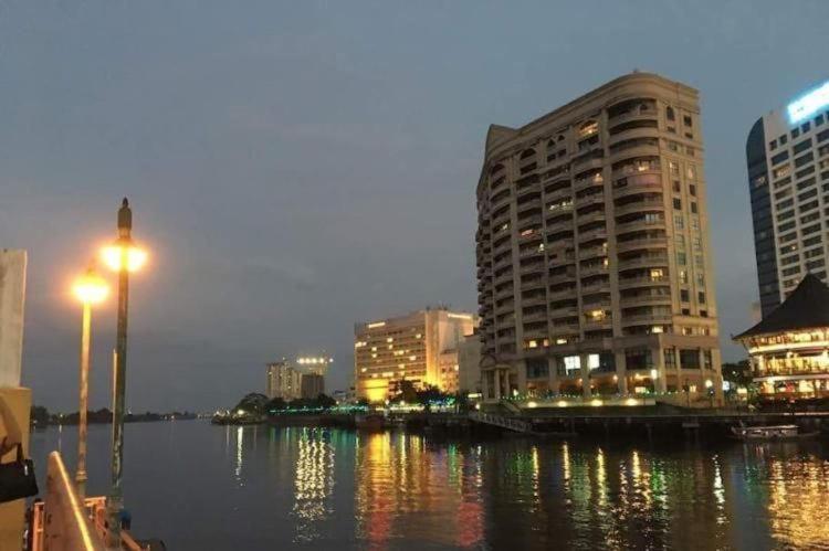 Riverbank Suites Waterfront 507 Kuching Exterior foto